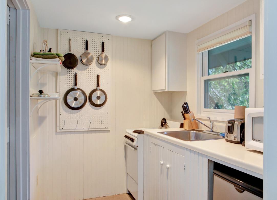 Pottery Cottage Kitchenette