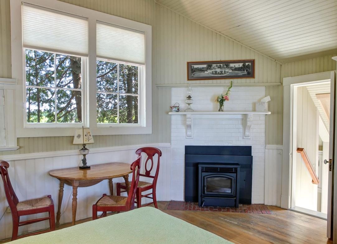 Treehouse Cottage interior 1