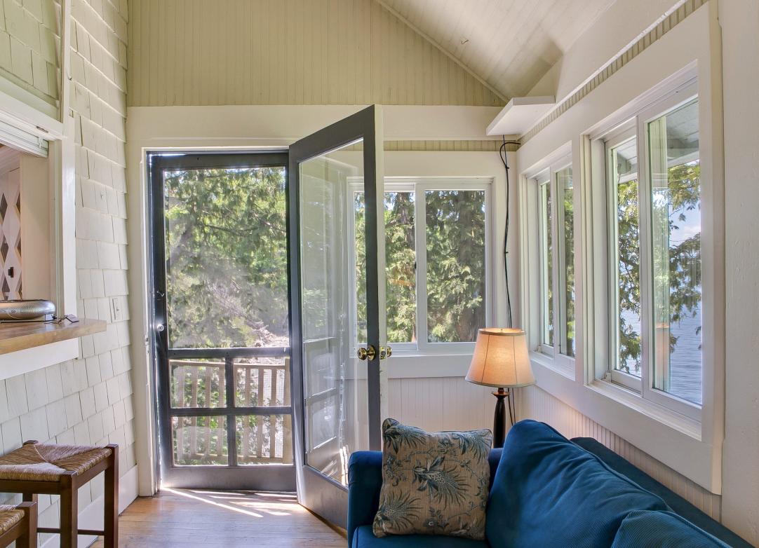 Treehouse Cottage enclosed porch