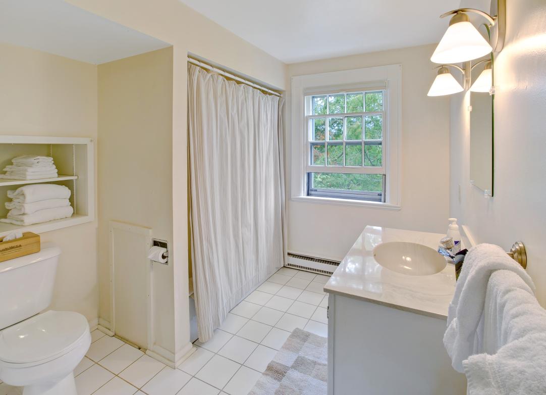 Vineyard Cottage Shared Bathroom